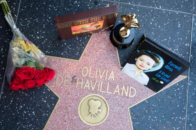 Bilder des Jahres 2020, Entertainment 07 Juli Entertainment Themen der Woche KW30 July 26, 2020, Los Angeles, California, U.S: Flowers and souvenirs are displayed at actress Olivia de HavillandÃ¢â‚¬â ¢s star on the Hollywood Walk of Fame, Sunday July 26, 2020 in Los Angeles. Actress. Olivia de Havilland, one of the last remaining links to the so-called Golden Age of Hollywood, has died at the age of 104, multiple media outlets reported today. Los Angeles U.S. - ZUMAc68_ 20200726_zaf_c68_007 Copyright: xRingoxChiux