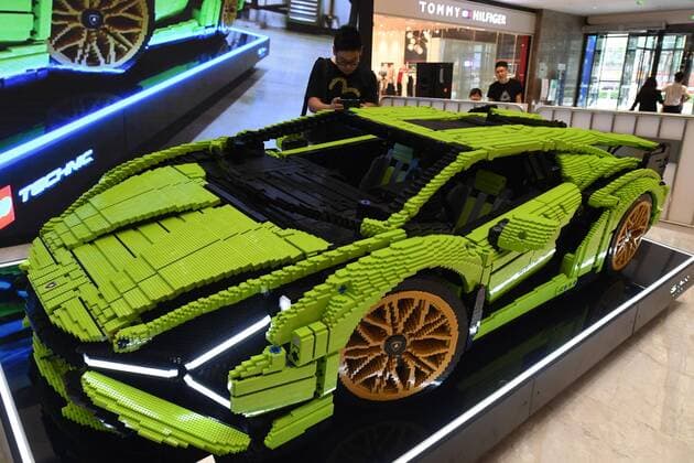 Bilder des Jahres 2020, News 07 Juli News Themen der Woche KW31 News Bilder des Tages LANZHOU, CHINA - JULY 28: A model of a Lamborghini Sian FKP 37 sports car, which is made of 274,396 Lego blocks and weighs about 660 kilograms, is on display at Lanzhou Center on July 28, 2020 in Lanzhou, Gansu Province of China.  Copyright: xVCGx CFP111293092373
