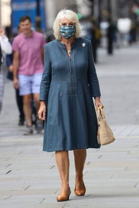 . 28 07 2020. London, United Kingdom. Camilla, The Duchess of Cornwall, arriving for a visit to the recently reopened National Gallery in London where she met staff involved in the organisation s Covid-19 response and reopening process.  xStephenxLockx xi-Imagesx IIM-21493-0013