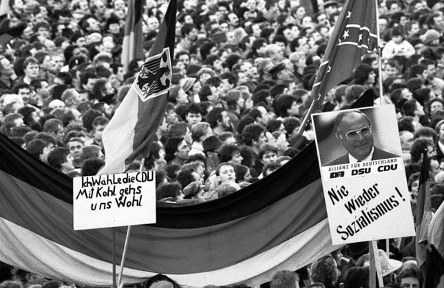 Deutschland, Erfurt , 13.02.1990 Archiv-Nr.: 14-02 Wahlkampf DDR Foto: Bundeskanzler Helmut Kohl auf einer Wahlkampfveranstaltung in Erfurt Wahlkampf DDR *** Germany, Erfurt , 13 02 1990 Archive No 14 02 Election campaign GDR Photo Federal Chancellor Helmut Kohl at an election campaign event in Erfurt Election campaign GDR