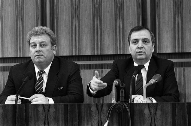 Germany, Bonn , 23 02 1990 Archive No 14 04 02 GDR Environment Minister Diederich in Bonn Photo GDR Environment Minister Dr Peter Diederich li and Federal Environment Minister Klaus Toepfer GDR Environment Minister Diederich in Bonn