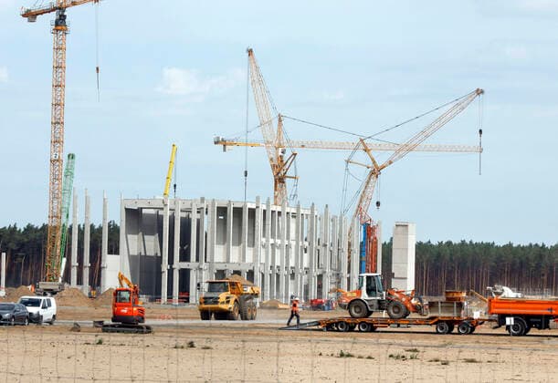 Bilder des Jahres 2020, News 07 Juli News Themen der Woche KW31 News Bilder des Tages Tesla Giga Factory Gruenheide Gruenheide, DEU, 28.07.2020 - Baustelle Tesla Gigafactory 4 im Ortsteil Freienbrink in Gruenheide, nahe Berlin. Tesla-Chef Elon Musk glaubt, dass der Standort in unvorstellbarer Geschwindigkeit fertiggestellt wird. Gruenheide Brandenburg Deutschland *** Tesla Giga Factory Gruenheide Gruenheide, DEU, 28 07 2020 Construction site Tesla Gigafactory 4 in the district Freienbrink in Gruenheide, near Berlin Tesla boss Elon Musk believes that the site will be completed in unimaginable speed Gruenheide Brandenburg Germany