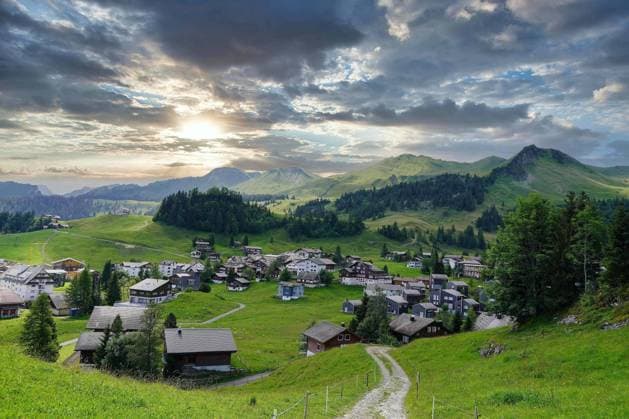 Stoos ist ein autofreies Dorf und Skigebiet auf dem Gebiet der Gemeinde Morschach im Schweizer Kanton Schwyz. Das Dorf liegt in 1305 m ue. M. Hoehe auf einem Hochplateau. Es hat 150 Einwohner und etwa 2200 Gaestebetten. Bergdorf Stoos im Kanton Schwyz Stoos ist ein autofreies Dorf und Skigebiet auf dem Gebiet der Gemeinde Morschach im Schweizer Kanton Schwyz. Das Dorf liegt in 1305 m ue. M. Hoehe auf einem Hochplateau. Es hat 150 Einwohner und etwa 2200 Gaestebetten., Schweiz, Stoos, Bergdorf, 26.07.2020 *** Stoos is a car-free village and ski area in the municipality of Morschach in the Swiss canton of Schwyz The village is situated at 1305 m above sea level on a high plateau It has 150 inhabitants and about 2200 guest beds Mountain vil