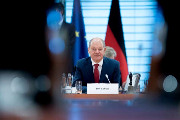 News Themen der Woche KW31 News Bilder des Tages Olaf Scholz, Kabinett DEU, Deutschland, Germany, Berlin, 29.07.2020 Olaf Scholz, Bundesfinanzminister und Vizekanzler SPD, vor der Kabinettssitzung im Berliner Kanzleramt in Berlin. Im Rahmen der Coronakrise wurden die Sitzungen vom Kabinett in den groesseren Infosaal verlagert. Olaf Scholz, Minister of Finance and vice chancellor SPD, during a cabinet meeting at the chancellor office in Berlin, Germany. Olaf Scholz leads the meeting because German Chancellor is on vacation *** Olaf Scholz, Cabinet DEU, Germany, Germany, Berlin, 29 07 2020 Olaf Scholz, Federal Minister of Finance and Vice Chancellor SPD, before the cabinet meeting at the Chancellors office in Berlin In the context of the Corona crisis, the meetings were moved from the cab