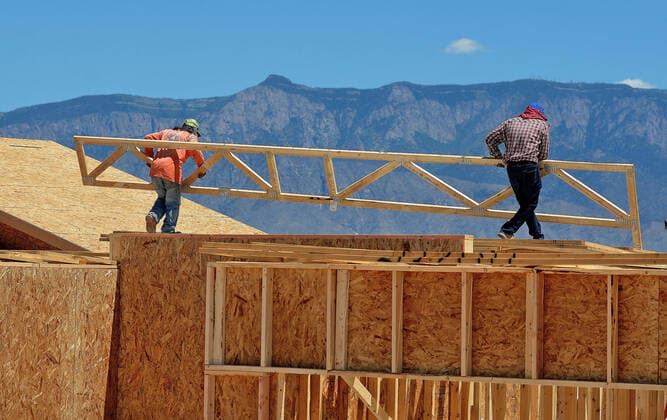 July 29, 2020, Rio Rancho, NM, USA: Construction workers carrie rafters for a home being build in the Suez Estates by the Hakes Brothers Construction. Wednesday, July 29, 2020. Rio Rancho USA - ZUMAab1_ 20200729_zaf_ab1_015 Copyright: xJimxThompsonx