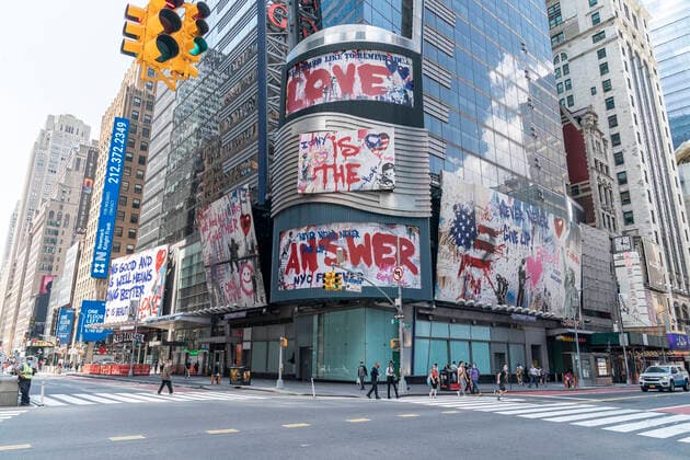 Bilder des Jahres 2020, Entertainment 07 Juli Mr. Brainwash art on billboards at Times Square Thierry Guetta aka Mr. Brainwash art seen on billboards on Ernst & Young headquarters on Times Square. These pieces of art depicts message of love to city of New York. The artist is a French-born and based in nowadays in Los Angeles. New York New York United States Copyright: LevxRadin