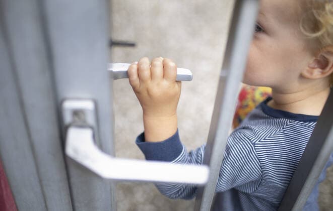 Thema: Strassenverkehr: Kinder werden vor dem Verkehr durch ein Toerchen geschuetzt. Bonn Deutschland *** Topic Road Traffic Children are protected from traffic by a little toy Bonn Germany Copyright: xUtexGrabowsky photothek.netx