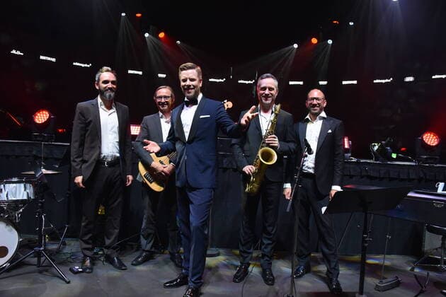 Bilder des Jahres 2020, Entertainment 07 Juli Entertainment Themen der Woche KW31 Entertainment Bilder des Tages Der Musiker und Entertainer Tom Gaebel feiert 2020 sein 15jähriges Jubiläum und spielt mit seiner Band im Rahmen von Arena Now ein Best of Konzert am 17.08. in seiner Wahlheimat Köln *** The musician and entertainer Tom Gaebel celebrates his 15th anniversary in 2020 and will play a Best of concert with his band in the context of Arena Now on 17 08 in his adopted home town Cologne