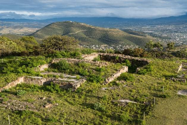 IMAGO Cultures of the world, Zapotec Kultur in Mexiko The ruins over Tomb 104 in the pre-Columbian Zapotec ruins of Monte Alban in Oaxaca, Mexico. A UNESCO World Heritage Site. The ruins of Atzompa are on the hilltop behid. Santa Cruz Xoxocotlan Monte Alban Archeological Zone Oaxaca Mexico Copyright: xJonxG.xFullerx JGF-ruins-Monte Alban-MX-9554