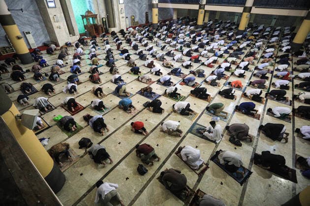 Bilder des Jahres 2020, News 07 Juli News Themen der Woche KW31 News Bilder des Tages July 31, 2020, Bandung, West Java, Indonesia: Muslims people perform Eid al-Adha prayer by applying health protocol to prevent the spread of Covid-19 in Masjid Raya Bandung, Bandung, West Java, Indonesia, July 31, 2020. The feast of Eid al-Adha 1441 Hijriah This time is different from the previous years because the Covid-19 virus pandemic still crashing around the world. Bandung Indonesia - ZUMAf147 20200731_zip_f147_004 Copyright: xAgvixFirdausx