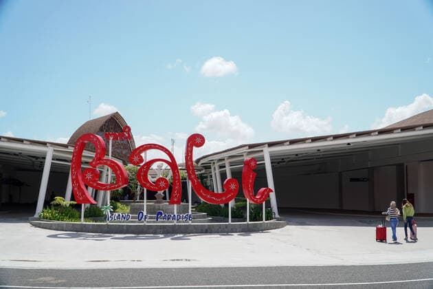 July 31, 2020, Badung, Bali, Indonesia: Domestic tourists arrives at I GUSTI NGURAH RAI Airport. Bali as international tourism destination reopens for domestic tourist after months of lockdown amid Covid-19 coronavirus outbreak. Badung Indonesia - ZUMAb245 20200731_zip_b245_008 Copyright: xDickyxBisinglasix
