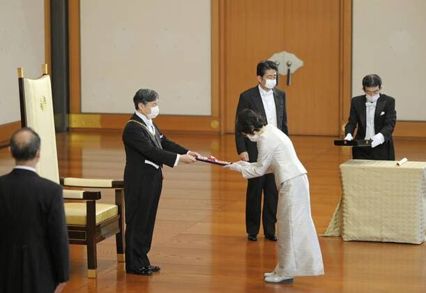 News Bilder des Tages Imperial conferment of decorations Japanese Emperor Naruhito (2nd from L) confers the Grand Cordon of the Order of the Rising Sun to former Supreme Court justice Kaoru Onimaru at the Imperial Palace in Tokyo on July 31, 2020. Attendees wear face masks amid the novel coronavirus pandemic. (Pool photo) 