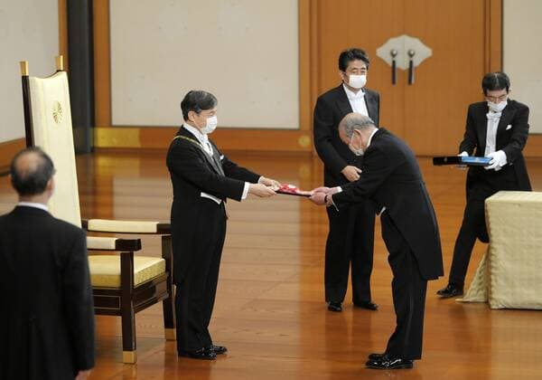 Imperial conferment of decorations Japanese Emperor Naruhito (2nd from L) confers the Grand Cordon of the Order of the Rising Sun to former Asahi Breweries Ltd. CEO Hitoshi Ogita at the Imperial Palace in Tokyo on July 31, 2020. Attendees wear face masks amid the novel coronavirus pandemic. (Pool photo) 