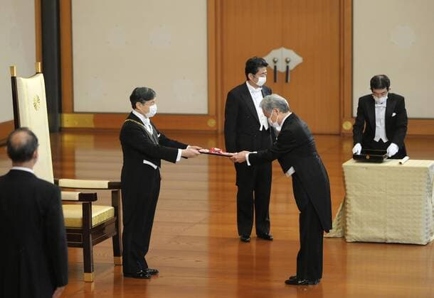 Imperial conferment of decorations Japanese Emperor Naruhito (2nd from L) confers the Grand Cordon of the Order of the Rising Sun on former Japan Business Federation Chairman Sadayuki Sakakibara at the Imperial Palace in Tokyo on July 31, 2020. Attendees wear face masks amid the novel coronavirus pandemic. (Pool photo) 