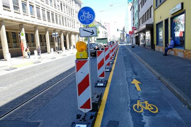 31 07 200 xkhx , symbolic picture Pop up cycle path also Corona cycle path cycle path set up at short notice here in Krefeld, St Anton Sttrasse