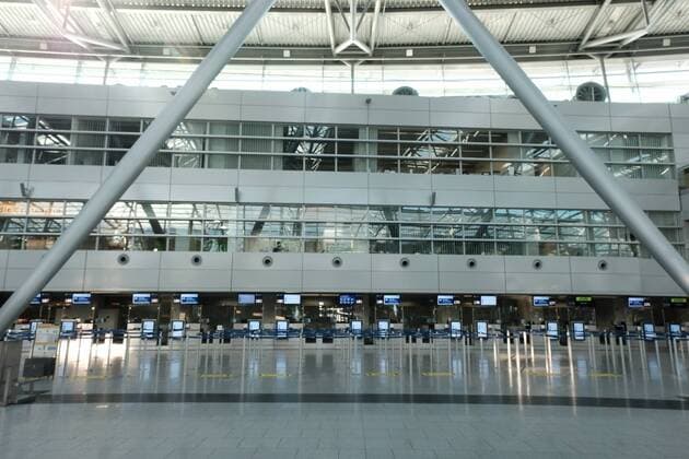 31 07 2020 xkhx , Airport Düsseldorf yawning Empty in the terminal
