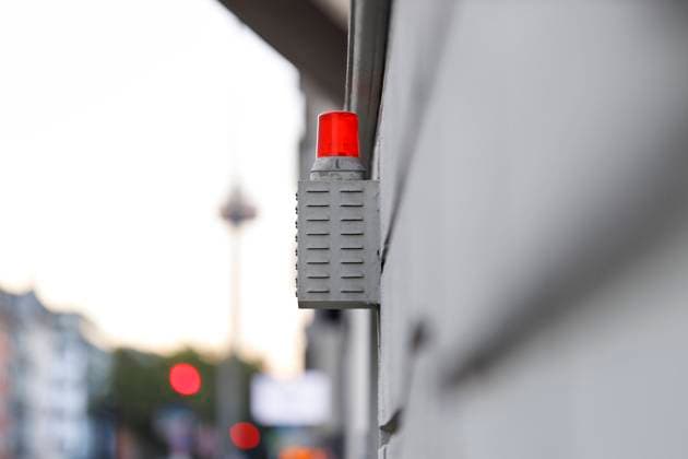 Alarmanlage an einem Haus in der Innenstadt. Köln, 29.07.2020 *** Alarm system at a house in the city centre of Cologne, 29 07 2020 Foto:xC.xHardtx xFuturexImage