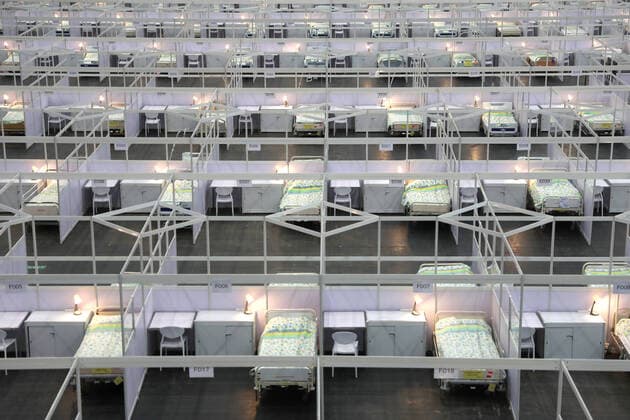 (200801) -- HONG KONG, Aug. 1, 2020 -- Photo taken on Aug. 1, 2020 shows the interior of a makeshift hospital for COVID-19 patients at the AsiaWorld-Expo, a venue near the Hong Kong International Airport, in south China s Hong Kong. ) Xinhua Headlines: Hong Kong opens first makeshift hospital as virus spread worsens WuxXiaochu 