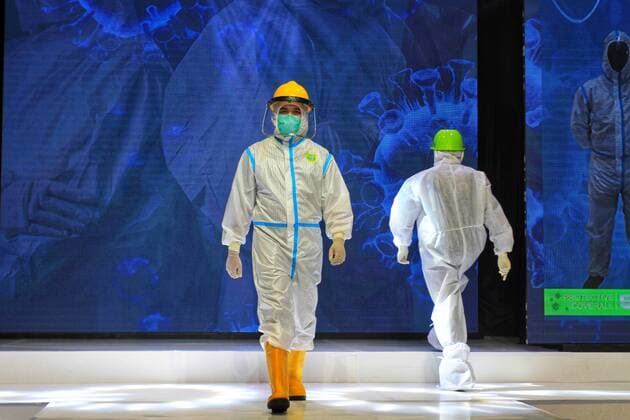 Personal Protective Equipment (PPE) Fashion Show in Yogyakarta Indonesia. A model walks the runway while wearing protective suit (PPE) during the virtual Personal Protective Equipment fashion show, on August 01, 2020 in Yogyakarta, Indonesia. (Photo by Devi Rahman INA Photo Agency imago images) 