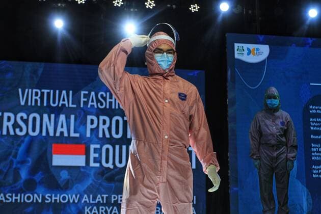 Personal Protective Equipment (PPE) Fashion Show in Yogyakarta Indonesia. A model walks the runway while wearing protective suit (PPE) during the virtual Personal Protective Equipment fashion show, on August 01, 2020 in Yogyakarta, Indonesia. (Photo by Devi Rahman INA Photo Agency imago images) 