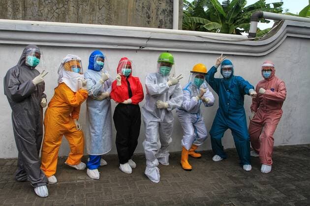 Personal Protective Equipment (PPE) Fashion Show in Yogyakarta Indonesia. Medical worker seen pose while wearing protective suit (PPE) during the virtual Personal Protective Equipment fashion show, on August 01, 2020 in Yogyakarta, Indonesia. (Photo by Devi Rahman INA Photo Agency imago images) 