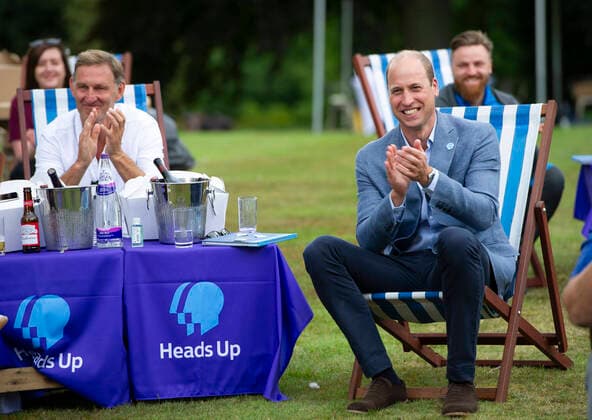 Bilder des Jahres 2020, Entertainment 08 August Entertainment Themen der Woche KW31 . 01 08 2020. Sandringham, United Kingdom. Prince William ,The Duke of Cambridge with ex Arsenal player Tony Adams (left) as he hosts an outdoor screening of the FA Cup final in aid of his Heads Up mental health campaign, on the lawn of Sandringham House, Norfolk, United Kingdom.  xPoolx xi-Imagesx IIM-21508-0007