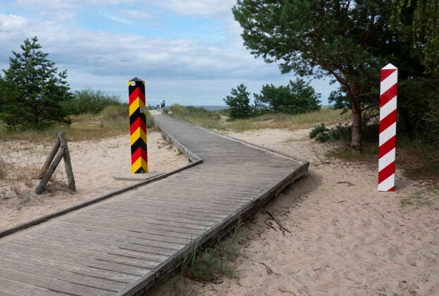 Grenzanlage am Donnerstag, 30.07.2020, zwischen Ahlbeck, Deutschland, und Swinemuende, Polen, auf der Insel Usedom. Mecklenburg Wirtschaft Polen Poland deutsch polnische deutsch-polnische Grenze Grenzschliessung Grenzschliessungen geschlossen Grenzpfeiler Markierung Grenzmarkierung Tourismus Massentourismus Landschaft Ostsee Ostseekueste Meer Kueste Landschaftsfoto Landschaftsbild Symboldbild Symbolfoto Symbolphoto Urlaub Ferien Freizeit Urlaubsgebiet erholen Erholung relaxen Ausflug Wochenendausflug Kurztripp Reisen Nordostdeutschland Baltic Sea Meer ocean northern north Germany Europe holiday holidays Touristen Urlauber Landschaft Ostsee Meer Kueste Landschaftsfoto Landschaftsbild Urlaub Freizeit Urlaubsgebiet erholen Erholung relaxen