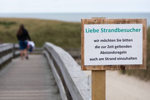 Distance rules on the beach 02 08 2020, Wenningstedt Adhering to distance rules on the beach is written on a sign at the beach access on the North Sea island Sylt Wenningstedt Schleswig Holstein Germany