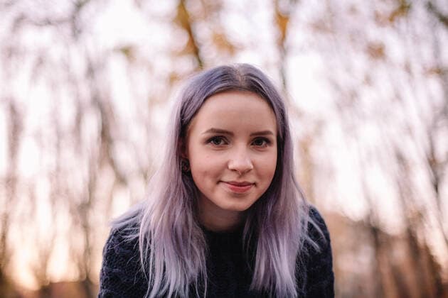 IMAGO Creative: 2022 Farbe des Jahres: Very Peri, Veilchenblau IMAGO Creative: Clickbait, Modetrends Portrait of cute happy hipster young woman in park during autumn CR_DMBE200627-404694-01 ,model released, Symbolfoto