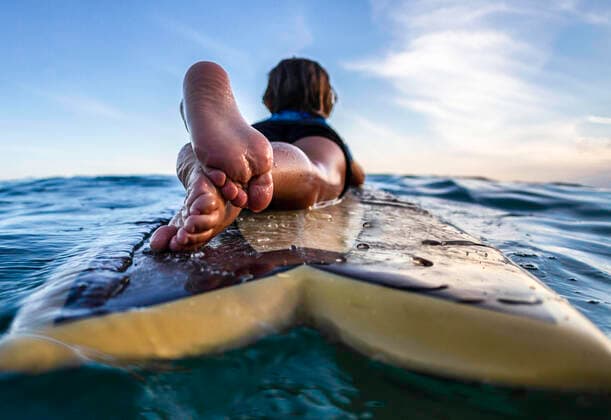 Rear view and close up of a 3 years old surfer on wooden surfboard São Sebastião, SP, Brazil CR_FRCE200715-452043-01 ,model released, Symbolfoto
