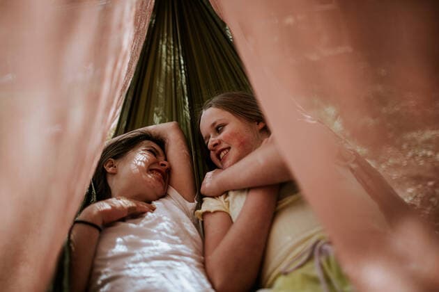 Two teen girls laying in hammock smiling and laughing Denver, CO, United States CR_JEMI200715E-445326-01 ,model released, Symbolfoto