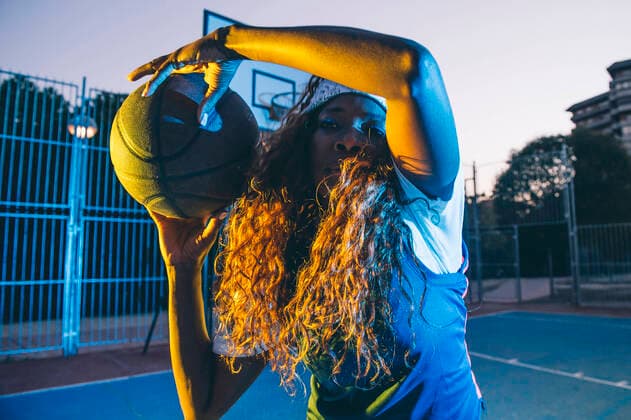 IMAGO Creative: Sport in der Stadt Latin and African women play basketball Madrid, Community of Madrid, Spain CR_OSCA200705B-445526-01 ,model released, Symbolfoto