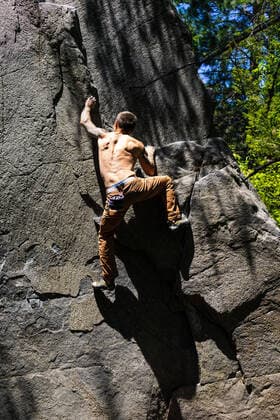 Shirtless fit climber getting to the top of the boulder Leavenworth, WA, United States CR_SEAK200722-445784-01 ,model released, Symbolfoto