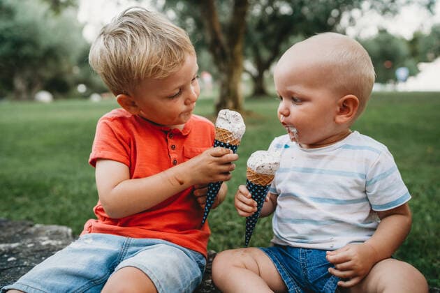 IMAGO Kreativ: Bruderschaft Baby and toddler sharing some ice cream looking at each other Pula, Istria County, Croatia CR_TANI200722-375390-01 ,model released, Symbolfoto