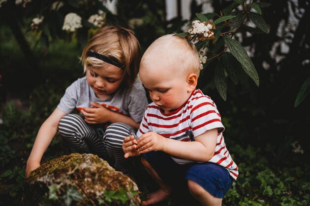 IMAGO Creative: Sommer, Sommertage im Garten White male toddlers playing in nature discovering insects Munich, BY, Germany CR_TANI200724B-457104-01 ,model released, Symbolfoto