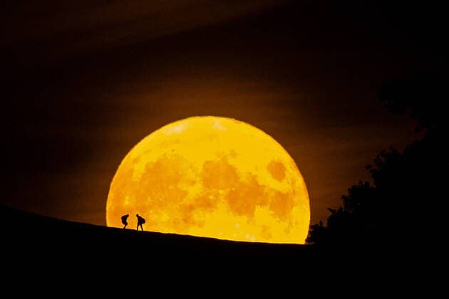 Bilder des Jahres 2020, News 08 August News Themen der Woche KW32 News Bilder des Tages GLASTONBURY, ENGLAND. 03 AUGUST 2020: Hikers stop to admire the view of the full moon as it rises over Somerset ( Mitchell Gunn Espa-Images) USA - ZUMAcs12 0047741684st Copyright: xESPAxPhotoxAgencyx