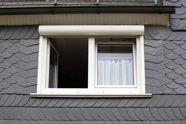 Sommer im Siegerland, Fenster in einem Haus wurden geoeffnet um am Morgen die Wohnung zu lueften, die kommenden Tage sollen sehr heiss werden, Symbolbild Wohnung lueften im Sommer Sommer im Siegerland am 04.08.2020 in Siegen Deutschland. *** Summer in the Siegerland, windows in a house were opened to air the apartment in the morning, the coming days will be very hot, symbolic picture airing apartment in summer summer in the Siegerland on 04 08 2020 in Siegen Germany