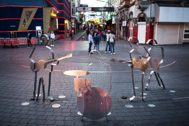 Steel silhouettes of the Beatles at the corner of Reeperbahn Grosse Freiheit in Hamburg Photo of 20 07 2020 They are now one of the most sought-after photo motifs for tourists in Hamburg Only 250 metres away, 60 years Copyright: epd-bild PhilippxReiss EDITORIAL USE ONLY