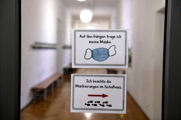 04 08 2020, Schools in Bavaria, Instructions on the behaviour of pupils due to the corona pandemic Masks in the corridors, Observe markings 04 08 2020, Schools in Bavaria 04 08 2020, Schools in Bavaria