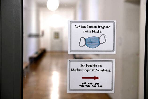 04 08 2020, Schools in Bavaria, Instructions on the behaviour of pupils due to the corona pandemic Masks in the corridors, Observe markings 04 08 2020, Schools in Bavaria 04 08 2020, Schools in Bavaria