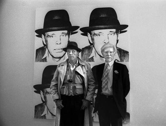 Andy Warhol, rechts (1928-1987) bedeutendster Vertreter der amerikanischen Pop Art Joseph Beuys links (1921 - 1986 ) Aktionskünstler, Maler, Bildhauer, Galerie Jörg Schellmann und Bernd Klüser München Maximilianstraße Mai 1980 München Germany *** Andy Warhol, right 1928 1987 most important representative of American Pop Art Joseph Beuys left 1921 1986 action artist, painter, sculptor, Galerie Jörg Schellmann and Bernd Klüser Munich Maximilianstraße May 1980 Munich Germany Copyright: xHeinzxGebhardtx