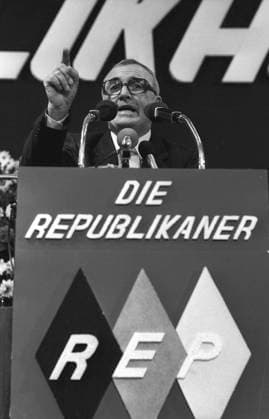 Franz Schönhuber (1923-2005 ) rechtsextremer Politiker, Journalist, Moderator und Autor. Mitgründer und Vorsitzender der Partei Die Republikaner REP. Die Republikaner REP ist eine 1983 in München von ehemaligen Mitgliedern der CSU gegründete deutsche Kleinpartei. Foto: Gründungsversammlung 27. November 1983 Hotel Hilton München *** Franz Schönhuber 1923 2005 right-wing extremist politician, journalist, moderator and author Co-founder and chairman of the party The Republicans REP The Republicans REP is a small German party founded in 1983 in Munich by former members of the CSU Photo Founding meeting 27 November 1983 Hotel Hilton Munich Copyright: xHeinzxGebhardtx
