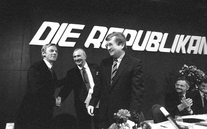 Franz Schönhuber (1923-2005 ) rechtsextremer Politiker, Journalist, Moderator und Autor. Mitgründer und Vorsitzender der Partei Die Republikaner REP. Die Republikaner REP ist eine 1983 in München von ehemaligen Mitgliedern der CSU gegründete deutsche Kleinpartei. Foto: Gründungsversammlung 27. November 1983 Hotel Hilton München *** Franz Schönhuber 1923 2005 right-wing extremist politician, journalist, moderator and author Co-founder and chairman of the party The Republicans REP The Republicans REP is a small German party founded in 1983 in Munich by former members of the CSU Photo Founding meeting 27 November 1983 Hotel Hilton Munich Copyright: xHeinzxGebhardtx