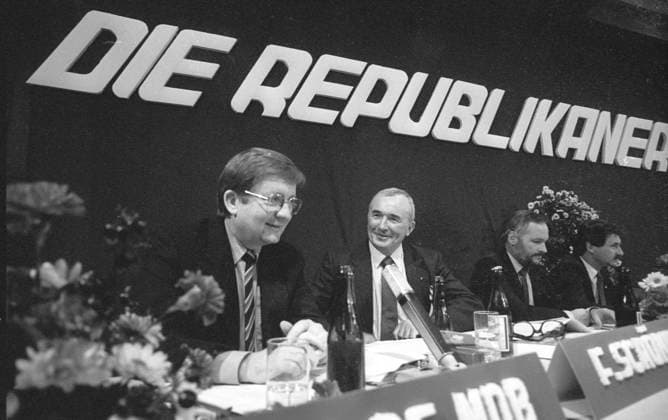 Franz Xaver Schönhuber (1923-2005 ) rechtsextremer Politiker, Journalist, Moderator und Autor. Mitgründer und Vorsitzender der Partei Die Republikaner REP. Die Republikaner REP ist eine 1983 in München von ehemaligen Mitgliedern der CSU gegründete deutsche Kleinpartei. Foto: Gründungsversammlung 27. November 1983 Hotel Hilton München 83-395 *** Franz Xaver Schönhuber 1923 2005 right-wing extremist politician, journalist, moderator and author Co-founder and chairman of the party The Republicans REP The Republicans REP is a small German party founded in 1983 in Munich by former members of the CSU Photo Founding meeting 27 November 1983 Hotel Hilton Munich 83 395 Copyright: xHeinzxGebhardtx