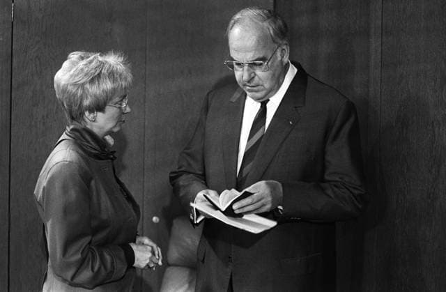 Deutschland, Bonn, 03.05.1990 Archiv-Nr.: 15-65-14 Sitzung des Bundeskabinetts Foto: Bundeskanzler Helmut Kohl im Gespraech mit Gerda Hasselfeldt, Bundesministerin fuer Raumordnung, Bauwesen und Staedtebau Sitzung des Bundeskabinetts *** Germany, Bonn, 03 05 1990 Archive No 15 65 14 Meeting of the Federal Cabinet Photo Federal Chancellor Helmut Kohl in conversation with Gerda Hasselfeldt, Federal Minister for Regional Planning, Building and Urban Affairs Meeting of the Federal Cabinet
