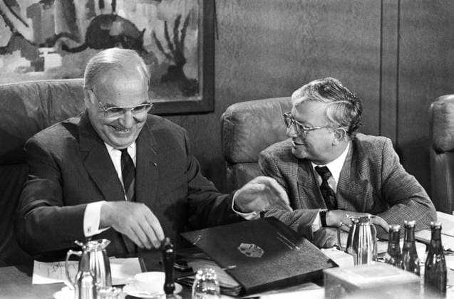 Deutschland, Bonn, 03.05.1990 Archiv-Nr.: 15-65-24 Sitzung des Bundeskabinetts Foto: Bundeskanzler Helmut Kohl im Gespraech mit Rudolf Seiters, Chef des Bundeskanzleramtes Sitzung des Bundeskabinetts *** Germany, Bonn, 03 05 1990 Archive No 15 65 24 Meeting of the Federal Cabinet Photo Federal Chancellor Helmut Kohl in conversation with Rudolf Seiters, Head of the Federal Chancellery Meeting of the Federal Cabinet