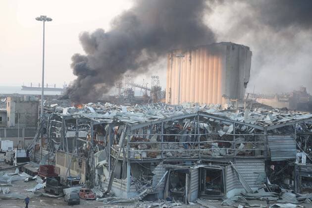 Bilder des Jahres 2020, News 08 August News Themen der Woche KW32 News Bilder des Tages (200804) -- BEIRUT, Aug. 4, 2020 (Xinhua) -- Smoke rises from an explosion site at the port of Beirut, Lebanon, Aug. 4, 2020. The two huge explosions that rocked Lebanon s capital Beirut on Tuesday left dozens dead and injured, al-Jadeed TV channel reported. (Xinhua Bilal Jawich) LEBANON-BEIRUT-HUGE EXPLOSIONS 