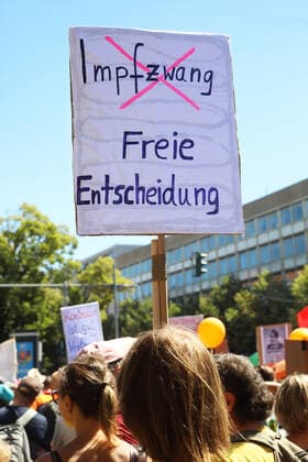 Demonstration Tag der Freiheit - Tausende feiern das Ende der Pandemie und den Tag der Freiheit in Berlin mit einem Umzug durch das Regierungsviertel - Berlin, Deutschland, DEU, GER, 01.08.2020 - Tausende Menschen gehen aus Protest gegen die Corona-Einschränkungen auf die Straße. Zur Demo aufgerufen haben die Stuttgarter Initiative Querdenken 711 und die Berliner Kommunikationsstelle Demokratischer Widerstand, eine Mischung aus Verschwörungstheoretikern, Rechtsextremen und Virusleugnern. Trotz geltender Hygienevorschriften tragen die Demonstranten nur sehr vereinzelt einen Mund-Nasen-Schutz und halten keinen Abstand zueinander. Der Aufzug wird daraufhin vorzeitig aufgelöst und gegen den verantwortlichen Veranstalter Strafanz