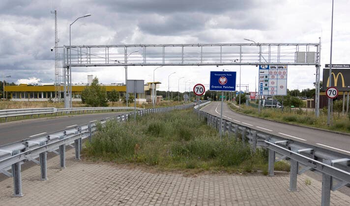 Grenzuebergang Linken Der deutsch-polnische Grenzuebergang Linken (Landkreis Vorpommern-Greifswald) ist verlassen. Die Abfertigungs- und Kontrollgebaeude stehen zum Verkauf. Linken Mecklenburg-Vorpommern Deutschland *** The German-Polish border crossing at Linken The German-Polish border crossing at Linken District of Vorpommern Greifswald has been abandoned The check-in and control buildings are for sale Linken Mecklenburg Vorpommern Germany