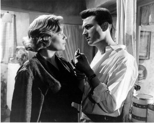 OSCARS. Beste Hauptdarstellerin. Preisträgerinnen 1951-1960 ROOM AT THE TOP SIMONE SIGNORET, LAURENCE HARVEY Date: 1959. Strictly editorial use only in conjunction with the promotion of the film. Credit line mandatory. This image is copyright of the film company and is supplied under the terms of issue as film still. No commercial or book cover use permitted without prior consent from the film company.  Mandatory credit line: Image courtesy REMUS Ronald Grant Archive Mary Evans